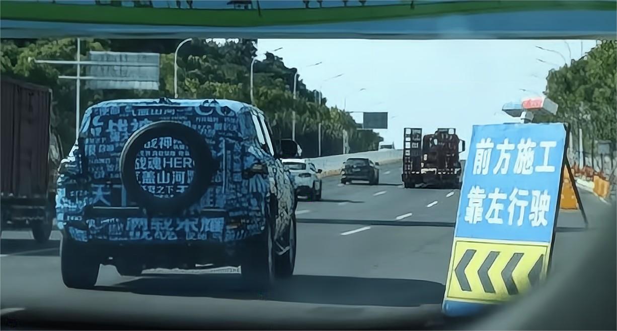 東風猛士首款新能源車型（代號M18）路試諜照曝光，可選純電動或增程版